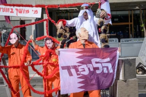 Protesters accusing Prime Minister Netanyahu of being paid by Qatar via his aides Feldstein and Urich, seen on the right. The protester impersonating Netanyahu holds a flag showing the Likud Party logo on a Qatari Flag. April 21, 2025. Photo by Avshalom Sassoni/Flash90