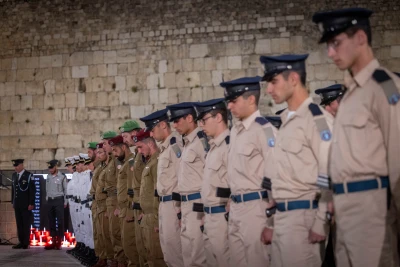 Israeli soldiers stand at attention by the Israeli flag at half mast during a Memorial Day ceremony at the Western Wall, Judaism's holiest site, in Jerusalem's Old City, April 29, 2025, as Israel commemorates its fallen soldiers and victims of terror. Photo by Chaim Goldberg/Flash90