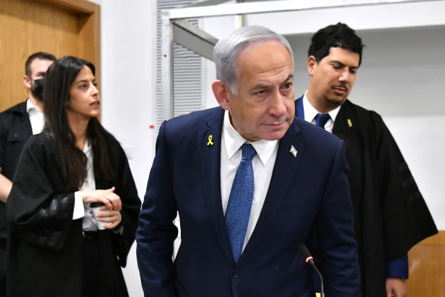 sraeli Prime Minister Benjamin Netanyahu arrives to the courtroom at the Distrcit court in Tel Aviv, before the start of his testimony in the trial against him, May 6, 2025. (Photo: Flash 90)