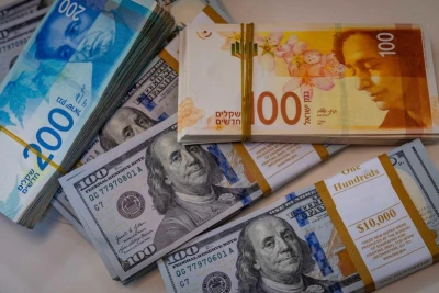 llustration of American 100 dollar bills, 100 and 200 shekel bills, in Jerusalem, May 19, 2025. Photo by Nati Shohat/Flash90