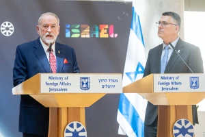 Illustration: Israeli minister of Foreign Affairs Gideon Saar and US amabassador to Israel Mike Huckabee at the Foreign Ministry in Jerusalem. May 26, 2025. Photo by Chaim Goldberg/Flash90