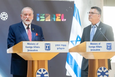 Illustration: Israeli minister of Foreign Affairs Gideon Saar and US amabassador to Israel Mike Huckabee at the Foreign Ministry in Jerusalem. May 26, 2025. Photo by Chaim Goldberg/Flash90