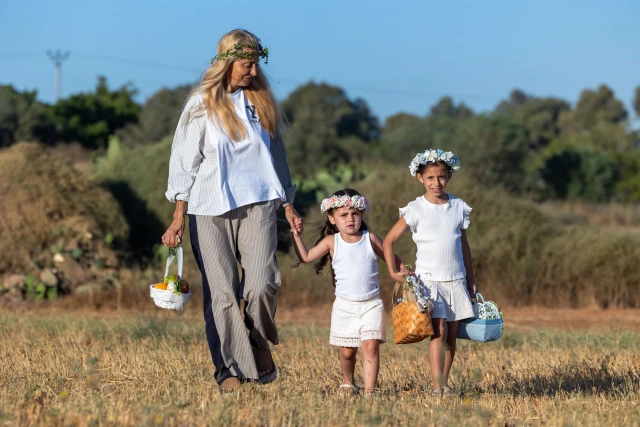 Israelis celebrating the upcoming Jewish holiday of Shavuot, in Moshav Yashresh, May 29, 2025. Photo by Yossi Aloni/Flash90