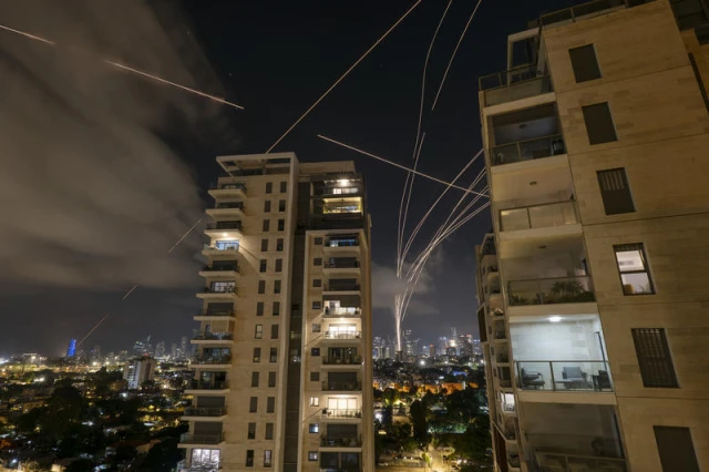Anti-missile system fires interception missiles as missiles fired from Iran as it seen from Tel Aviv, June 18, 2025. Photo by Matanya Tausig/Flash90