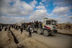 Palestinians gather at near the Zikim border crossing between Israel and Beit Lahia in the northern Gaza Strip, to access humanitarian aid entering through the Zikim crossing, June 23, 2025. Photo by Ali Hassan/Flash90