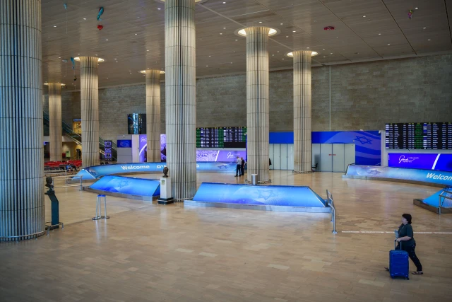 Passengers at the Ben Gurion International airport near Tel Aviv, June 25, 2025. Photo by Avshalom Sassoni/Flash90