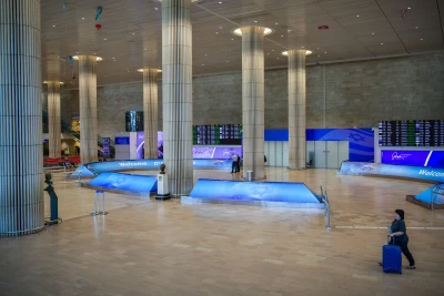 Passengers at the Ben Gurion International airport near Tel Aviv, June 25, 2025. Photo by Avshalom Sassoni/Flash90