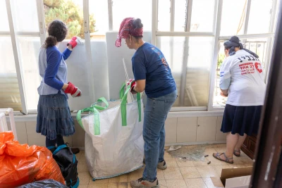Volunteers clean and evacuate apartments that were hit by the Iranian missiles during the war between Iran and Israel, in Bat Yam. July 03, 2025. Photo by Dor Pazuelo/FLASH90