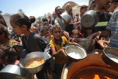 Palestinians receive meals from volunteers in Gaza City, on July 28, 2025. Photo by Ali Hassan/Flash90