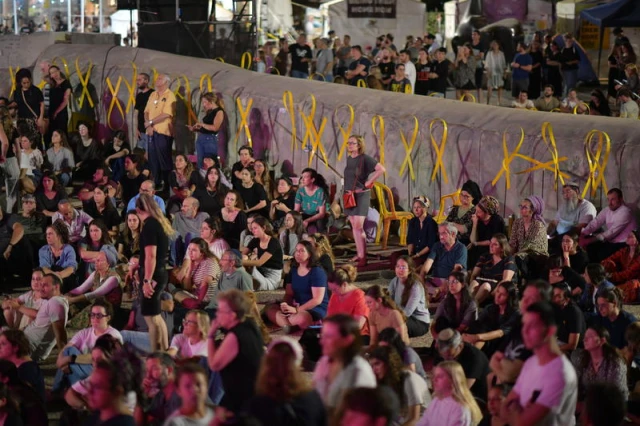 People gather for the ritual of Tisha B'Av at Hostage Square in Tel Aviv, August 2, 2025. Photo by Avshalom Sassoni/Flash90