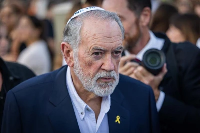 US Ambassador to Israel Mike Huckabee visits at the Western Wall in Jerusalem’s Old City, at the end of Tisha B’Av, August 3, 2025. Photo by Chaim Goldberg/Flash90