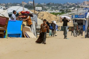 Palestinians live around their tents in the Al-Mawasi area of Khan Yunis, in the southern Gaza Strip, August 9, 2025. Photo by Abed Rahim Khatib/Flash90