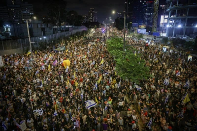 Demonstrators protest against the Israeli government and for the release of Israelis held hostage in the Gaza Strip outside Hakirya Base in Tel Aviv, August 9, 2025. Photo by Miriam Alster/Flash90