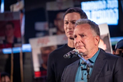 US Middle East envoy Steve Witkoff speak at the weekly rally at Hostage Square in Tel Aviv, October 11, 2025. Photo by Chaim Goldberg/Flash90
