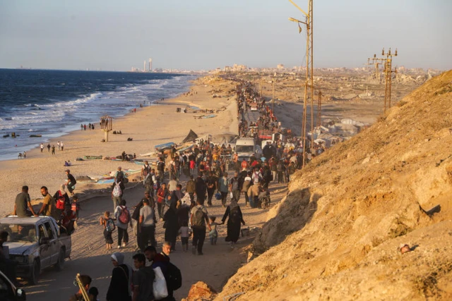Displaced Palestinians return to their homes in the northern Gaza Strip along Rashid Street, near Gaza City, following a ceasefire agreement between Hamas and Israel, on October 11, 2025. Photo by Khalil Kahlout/Flash90
