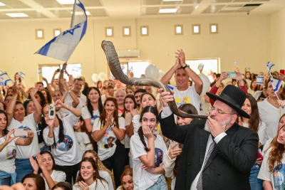 Family and friends of Israeli hostage Alon Ohel watch his release from Hamas captivity in Moshav Lavon, October 13, 2025. Photo by Michael Giladi/Flash90