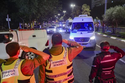 People and Israeli security forces pay their respects as the convoy carrying the bodies of four hostages arrives at the Abu Kabir Forensic Institute in Tel Aviv, on October 15, 2025. Photo by Jamal Awad/Flash90