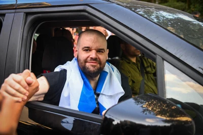 Freed hostage Eitan Horn returning to his home in Kfar Saba, October 16, 2025. Photo by Flash90