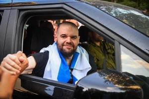 Freed hostage Eitan Horn returning to his home in Kfar Saba, October 16, 2025. Photo by Flash90