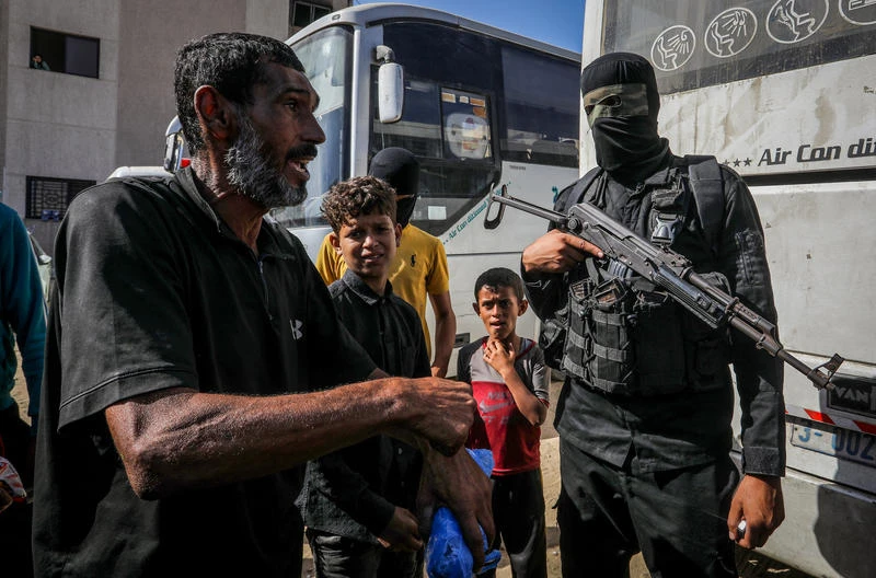 Masked members of the Palestinian Hamas movement arrest several members of Yasser Abu Shabab, who are accused of collaborating with the Israeli army in the Gaza Strip, according to Hamas members, in the southern Gaza Strip. Photo by Saeed Mohammed/Flash90.
