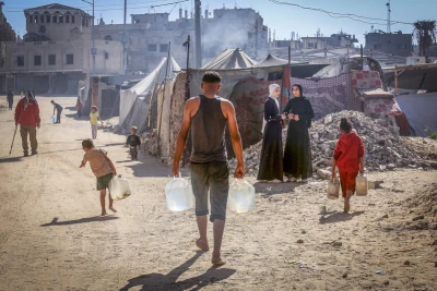 Displaced Palestinians fill gallons of drinking water from a water truck in the Batn al-Sameen area of ​​Khan Yunis, southern Gaza Strip. Palestinians in Gaza are suffering from a severe water crisis due to the destruction of water wells and infrastructure during airstrikes and incursions into cities and villages during the war between Israel and Gaza. October 27, 2025. Photo by Abed Rahim Khatib/FLASH90