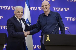 Head of the Yesh Atid party MK Yair Lapid holds a joint press conference with Noam Tibon in Tel Aviv, November 18, 2025. Photo by Avshalom Sassoni/Flash90