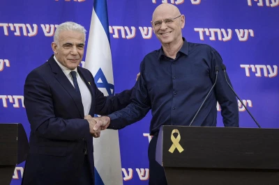 Head of the Yesh Atid party MK Yair Lapid holds a joint press conference with Noam Tibon in Tel Aviv, November 18, 2025. Photo by Avshalom Sassoni/Flash90