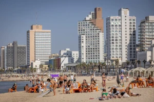 People enjoy the beach on a hot day in the end of fall, in Tel Aviv. November 23, 2025. Photo by Miriam Alster/FLASH90