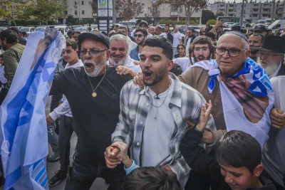 Former hostage Yosef-Chaim Ohana arrives at his home in Kiryat Malakhi, November 30, 2025. Photo by Yossi Aloni/Flash90