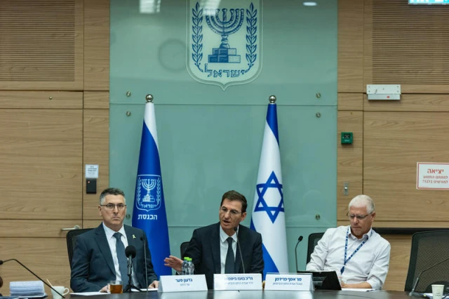 Committee Chairman Boaz Bismuth and Foreign Affairs Minister Gideon Sa'ar attend a Defense and Foreign Affairs Committee meeting at the Knesset, the Israeli parliament in Jerusalem December 2, 2025. Photo by Yonatan Sindel/Flash90