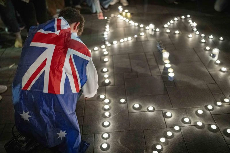 People light candles in memory of the victims of the mass shooting attack in Sydney targeting the Jewish community during Hanukkah celebrations, in Tel Aviv, on December 14, 2025. Photo by Erik Marmor/Flash90