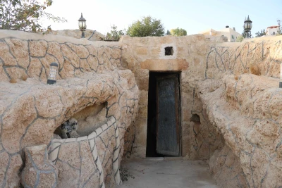 The entry to Abu Jaber's cave at Drijat. A touristic experience today, but his family's ancestors' house in the past. In 2018 (Photo: Aaron Goel-Angot).