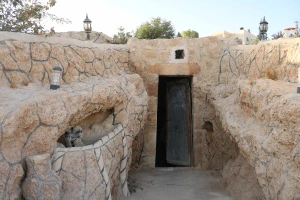 The entry to Abu Jaber's cave at Drijat. A touristic experience today, but his family's ancestors' house in the past. In 2018 (Photo: Aaron Goel-Angot).