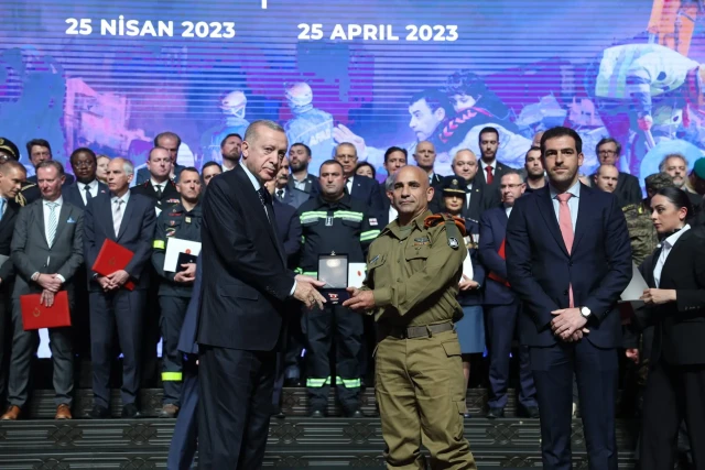 Turkish President Erdoğan presents Israeli Colonel (res.) Golan Vach with a medal of honor (Photo: Israeli Foreign Ministry)