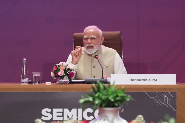 Indian Prime Minister Narendra Modi interacts with leading semiconductor CEOs during SEMICON India 2025 in New Delhi on September 3, 2025. (Photo: X)