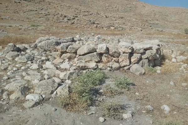 The unchiselled stones altar at Gilgal Argaman site, inside of the footprint enclosure, where only Kosher animal bones have been discovered, on October 30, 2019 (Photo: Aaron Goel-Angot).