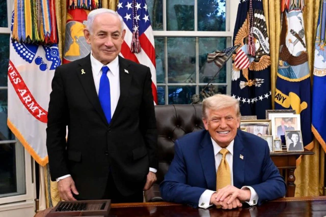 Israeli Prime Minister Benjamin Netanyahu poses with US President Donald Trump in the Oval Office during his visit to discuss the next moves regarding Iran. Credit: GPO
