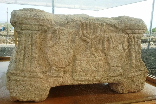 The Magdala synagogue stone, interpreted as a representation of the temple, dated to the 1st century A.D. (Photo: 	Hanay, own work / via Wikimedia).