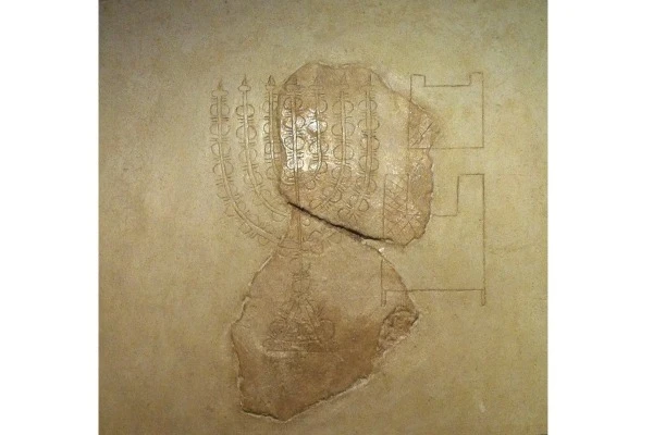 The 2000 years old depiction of the 7 branches Menorah engraved on the walls of a house of the Herodian Quarter Museum (Photo: Evi Horowitz / Via Wikimedia).