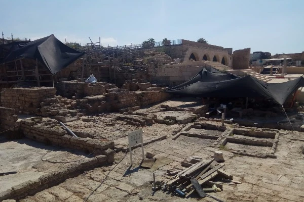 The steps leading to the Podium of the Augusteum Temple at Caesarea, in front of the harbor. In October 2, 2019 (Photo: Aaron Goel-Angot).