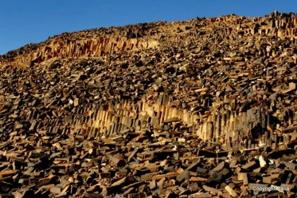Crystals formed from melted sand – the Carpenter’s Shop in the Makhtesh
