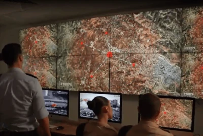Israeli military personnel analyze battlefield data using AI-driven targeting systems, as shown in a Kan News report. (Photo: Screenshot of the Kan News video report)