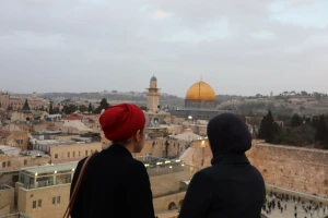 A Jewish and an Arab participant in the iftar look out together over the Temple Mount. (Photo: Courtesy)