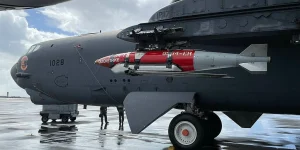Illustration – An inert Joint Direct Attack Munition (JDAM) QuickStrike Extended Range mine attached to a U.S. Air Force B-52H Stratofortress, early March 2023.
Photo: Wikimedia Commons.