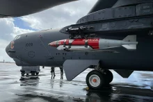Illustration – An inert Joint Direct Attack Munition (JDAM) QuickStrike Extended Range mine attached to a U.S. Air Force B-52H Stratofortress, early March 2023.
Photo: Wikimedia Commons.