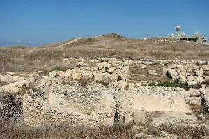 Archaeological site of Tel Shikmona, an ancient mound located near the seashore at the southern entrance to modern-day Haifa, Israel. (Photo: Wikimedia Commons)