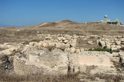 Archaeological site of Tel Shikmona, an ancient mound located near the seashore at the southern entrance to modern-day Haifa, Israel. (Photo: Wikimedia Commons)