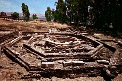 Beneath the remains of this fifth-century octagonal Byzantine church in Capernaum, archaeologists uncovered a first-century house traditionally identified as Peter’s, where Jesus visited and performed miracles. (Photo: Wikimedia Commons)