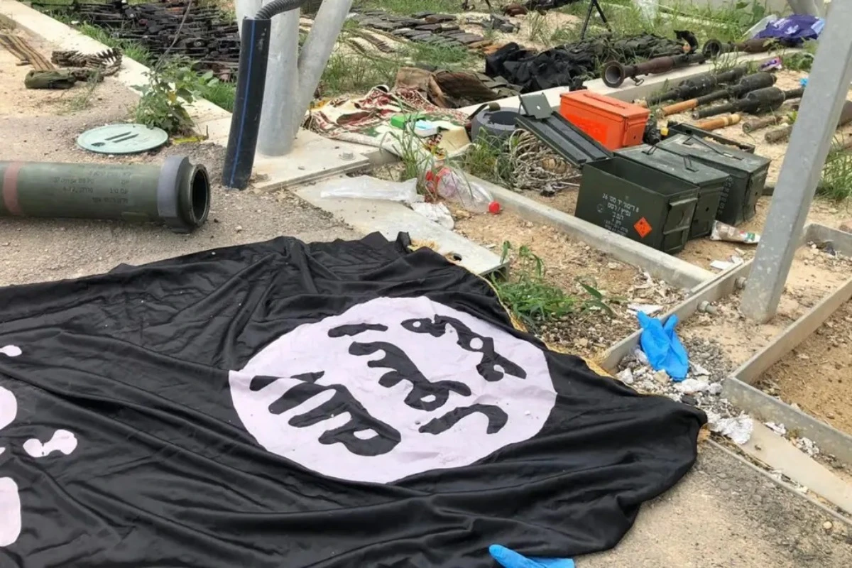 Israeli Defense Forces shared a picture of an ISIS flag left at the scene of an attack by Hamas during the October 7 massacres in Israel at the Gaza envelope (Photo: Twitter/Israel Defense Forces).