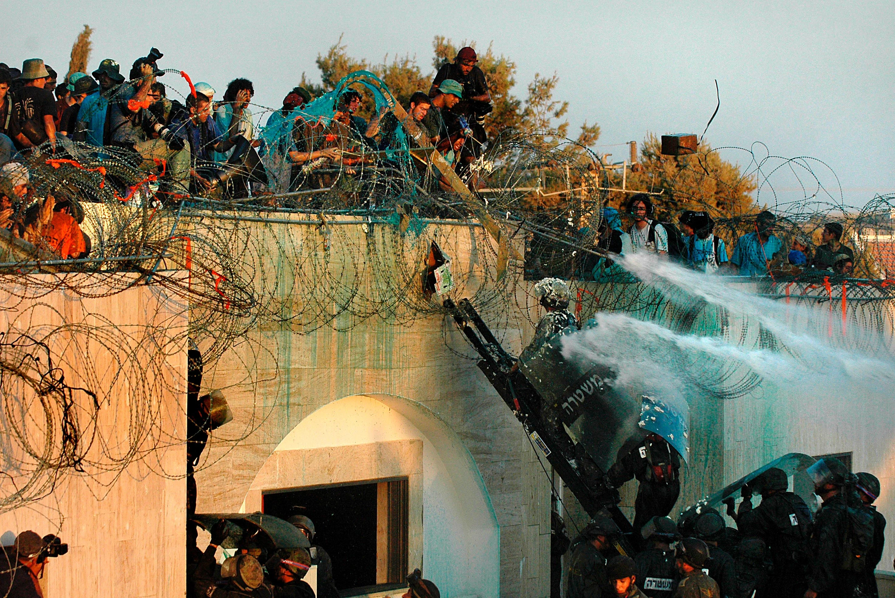 Jewish settlers confront Israeli security forces during the evacuation of Kfar Darom, one of the settlements in the Gush Katif bloc in the Gaza Strip, August 18, 2005. (Photo: Yossi Zamir/Flash90)